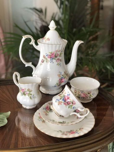 Crockery Design, Tea Cup Collection, Pretty China, Antique Dishes, Tea Sets Vintage, Stoneware Dinnerware, Teapots And Cups, Antique Tea, Vintage Cups