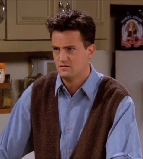 Chandler Bing Haircut, Chandler Bing Hairstyle, Chandler Bing Hair, Friends Movie, Chandler Friends, Friends Cast, Friends Season, Friends Moments, Chandler Bing