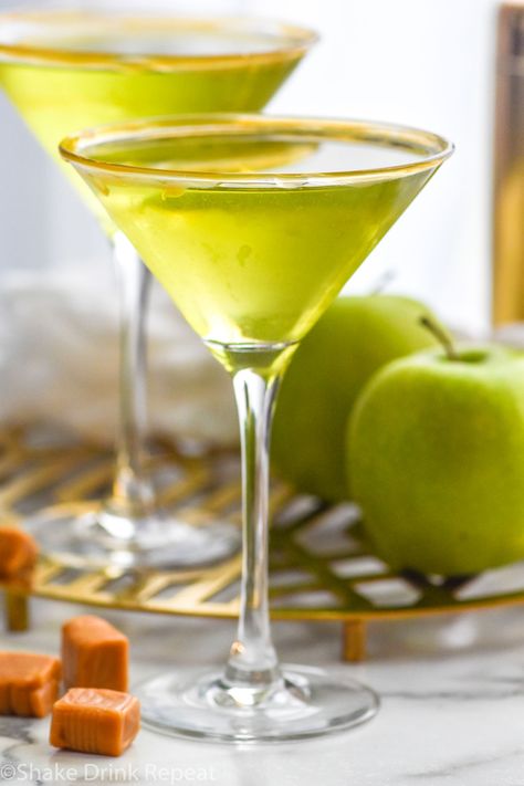 This caramel apple martini falls together with just three ingredients and a quick shake and tastes like a crisp fall day with each sip. Caramel Apple Cocktail, Apple Martini Recipe, Caramel Martini, Caramel Apple Martini, Shake Drink, Martini Ingredients, Apple Cocktail, Apple Martini, Fall Cocktails Recipes