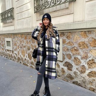 P A U L I N E C A S S I E (@pauline_cassie) • Photos et vidéos Instagram Plaid Coat Outfit, Zara Trench Coat, Red Checked Shirt, Zara Suits, Dresses Western, Outwear Women, Checked Jacket, Jean Jacket Women, Faux Suede Jacket