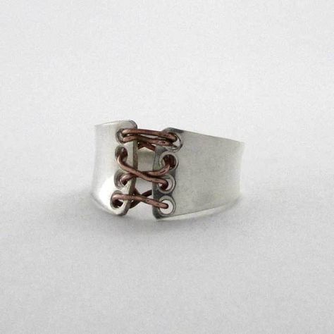 Weird Rings Unique, Cool Ring Designs, Weird Rings, Alt Rings, Riveted Jewelry, Strange Rings, Corset Ring, Rivet Jewelry, Rings Clay