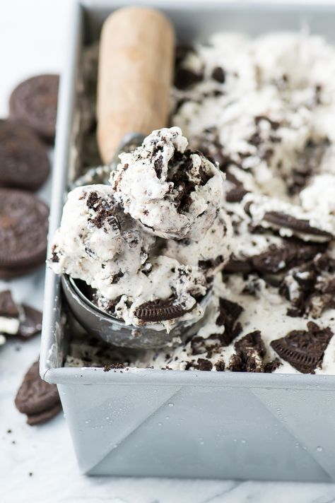 3 ingredient oreo ice cream - the easiest no churn oreo ice cream recipe! Hemgjord Glass, Cupcakes Oreo, Homemade Oreos, Ice Cream Photography, Dessert Oreo, Oreo Ice Cream, No Churn Ice Cream, Mint Cookies, Oreo Dessert