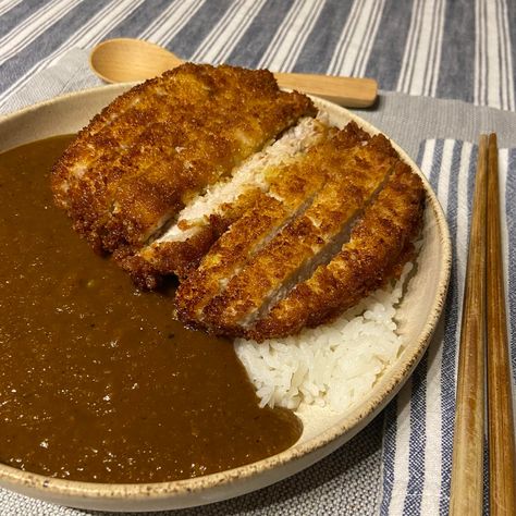 Tonkatsu Curry, Rice Japanese, Rice Food, Curry Rice, Noodle Dishes, Japan Food, Cafe Food, Save Food, Japanese Food