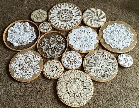 crochet vintage doilies on embroidery hoops wall collage, bedroom ideas, crafts, repurposing upcycling, wall decor Framed Doilies, Collage Bedroom, Embroidery Hoop Decor, Doily Art, Doilies Crafts, Vintage Doilies, Embroidery Hoop Crafts, Embroidery Hoop Wall, Embroidery Hoop Wall Art