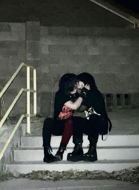 Emo And Metalhead Couple, Goth Bf Aesthetic, Alt Love Aesthetic, Emo Relationship Goals, Emo Couples Aethstetic, Emo Relationship Aesthetic, Alt Relationship Aesthetic, Emo Couple Outfits, Gay Emo Couples