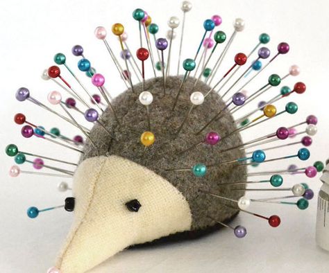 pushpin-hedgehog Hedgehog Pincushion, Fun Diy Craft Projects, A Hedgehog, Wine Bottle Diy Crafts, Fun Arts And Crafts, Wool Handmade, Wine Bottle Crafts, Pin Cushion, Fun Diy Crafts