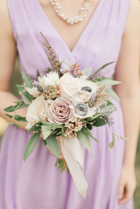 Bouquet With Pheasant Feathers, White Anemone Bouquet, Flower Arrangement For Wedding, Modern Bridal Bouquets, Wisteria Wedding, Anemone Bouquet, Feather Bouquet, Rustic Farm Wedding, Pheasant Feather