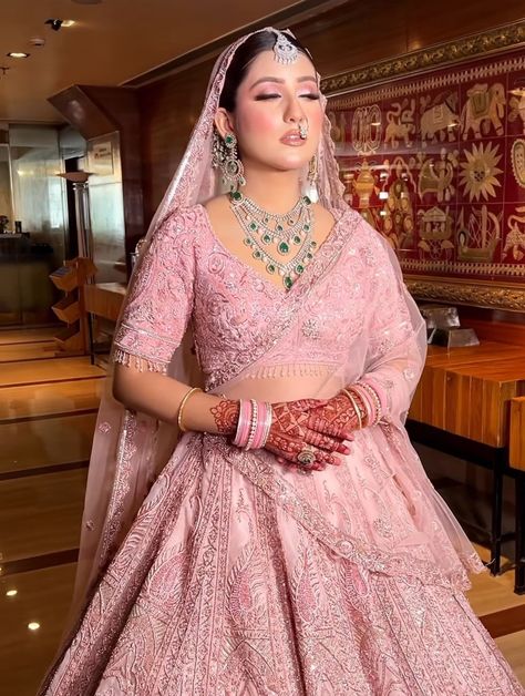 Light Pink Lehenga Jewellery Ideas, Pink Bridal Makeup Indian, Jewellery With Pink Lehenga, Punjabi Reception Outfit, Light Pink Lehenga Bridal, Pink Lehenga Makeup Look, Pink Wedding Lehenga Bridal, Light Pink Bridal Lehenga, Bride In Pink Lehenga