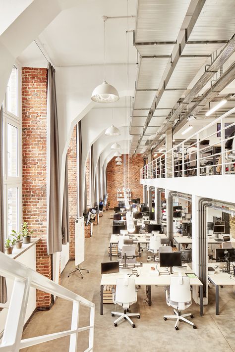 High Ceiling Office, Coworking Space Design, Agency Office, Old Architecture, Agile Software Development, Industrial Office Design, Warehouse Design, Industrial Architecture, Architect Design House