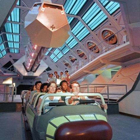 Space Mountain Pana-Vue slides 03 - The Spaceport Launch Walt Disney Paris, Disneyland Tomorrowland, Disneyland History, Disney Adult, Retro Disney, Disney Rides, Disney Memories, Space Mountain, Disney Vintage