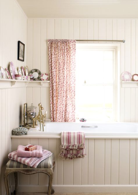 Romantic Bathrooms, Cottage Bath, French Country Bathroom, Cottage Bathroom, Country Bathroom, Casa Vintage, Shabby Chic Bathroom, Rustic Bathrooms, Chic Bathrooms