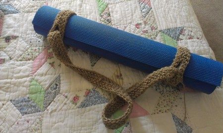 Crocheted yoga mat strap by LorynwithaY. Technically not a bag but used for carrying the mat :) Yoga Mat Bag Tutorial, Crochet Yoga Mat, Yoga Bag Pattern, Yoga Mat Bag Pattern, Crochet Yoga, Cool Bags, Yoga Mat Holder, Yoga Mat Carrier, Crochet Mat