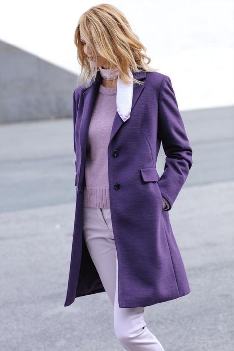 Purple Coat Outfit, Coat Outfits For Women, Outfit Informal, Winter Mode Outfits, Winter Coat Outfits, Purple Coat, Business Outfits Women, Stylish Work Outfits, Cold Weather Outfits