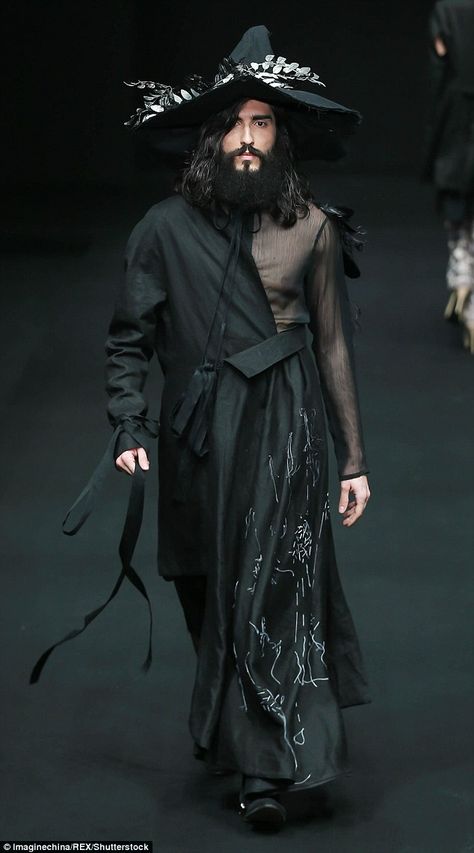 Men In Hats, China Fashion Week, Witch Fashion, Fantasias Halloween, Gandalf, Fashion Week Runway, Steampunk Fashion, Fantasy Clothing, The Men