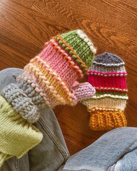 Crochet Pattern Mittens, Handwarmer Crochet Pattern, Crochet Patterns Hand Warmers, Crochet Pattern Gloves, Knitted Accessories, Gift Crafts, Knit Pattern, Cute Mittens Knit, Knitted Mittens Pattern