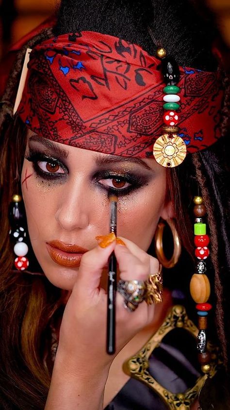 Makeup Astethic, Jack Sparrow Halloween Costume, Jack Sparrow Halloween, Tut Makeup, Carnaval Make-up, Pirate Makeup, Makeup Asmr, Pirate Hair, Jack Sparrow Costume