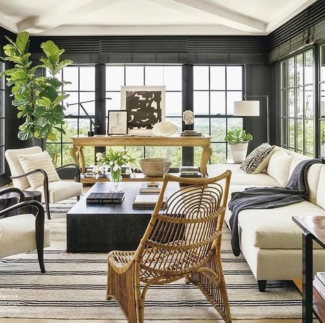 Gorgeous sunroom with dark walls Brown Interior, Interior Paint Colors, A Living Room, Living Room Paint, Room Paint, Black Walls, New Classic, Cheap Home Decor, Beautiful Space