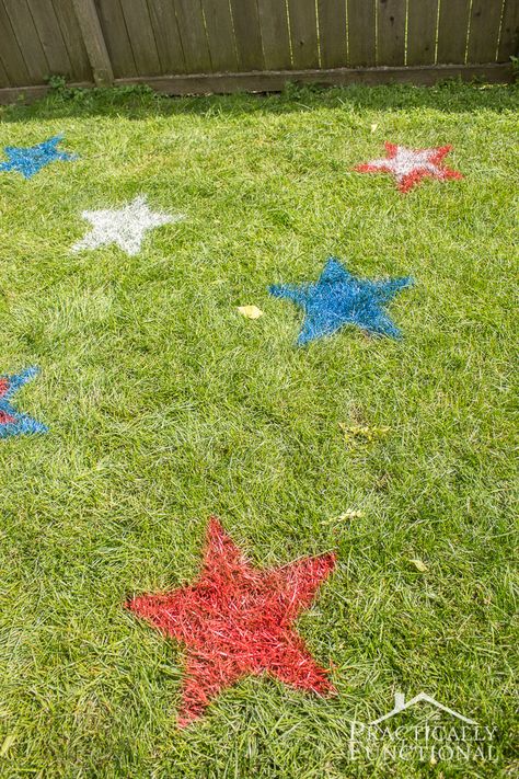 These spray painted lawn stars are the perfect outdoor 4th of July decorations! They're so quick and easy to do! Memorial Day Decorations Outdoor, Lawn Stars, 4 Th Of July Decorations, Labor Day Crafts, 4th Of July Party Ideas, July Decoration, Memorial Day Decorations, Grass Painting, Lawn Art