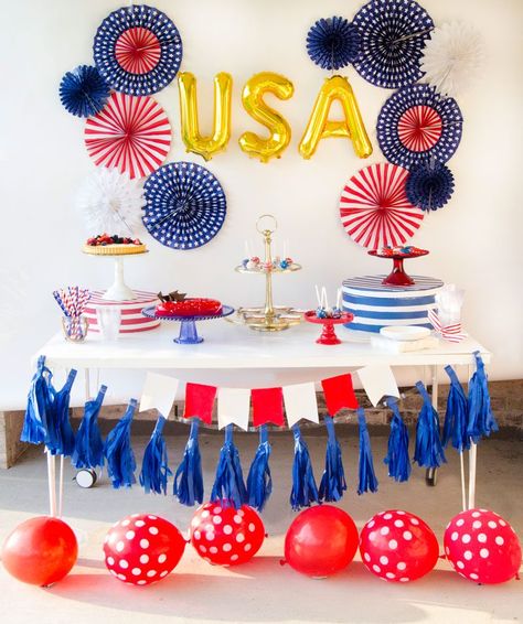 How to Throw a 4th of July Party by Lindi Haws of Love The Day Blue Decorations, 4th Of July Games, Fest Temaer, Usa Party, Fourth Of July Decorations, 4th Of July Desserts, Fourth Of July Food, July Birthday, 4th Of July Celebration