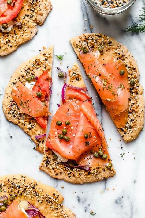 These everything bagel flatbreads, which are great for breakfast or breakfast-for-dinner combine two of my favorite foods – lox and everything bagel seasoning! Lox Breakfast, Breakfast Flatbread, Salmon Flatbread, Smoked Salmon Breakfast, Salmon Breakfast, Pasta Alternative, Points Plus, Skinnytaste Recipes, Flat Bread