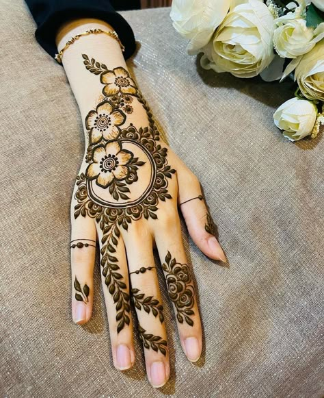 Simple mehndi designs, aesthetic mehndi designs, latest mehndi designs, mehndi designs for 2023 Mehendi Designs For Hands, Henna Flower Designs, Henna Flower, Front Mehndi Design, Henna Hand, Hand Mehndi Design, Tato Henna, Mehndi Designs 2018, Latest Henna Designs