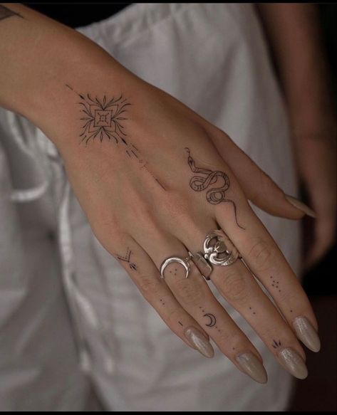 Tattoo Main, Small Matching Tattoos, Tato Minimal, Petit Tattoo, Hand And Finger Tattoos, Delicate Tattoo, Hand Tattoos For Women, Small Hand Tattoos, Discreet Tattoos