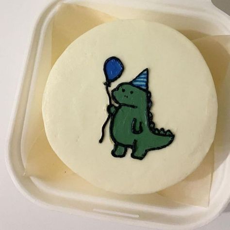 Bento Cake Dino, Dinosaur Bento Cake, Simple Dino Cake, Simple Bento Cake Design, Dino Cake Ideas, Cake Inspiration Birthday, Simple Dinosaur Cake, Minimal Birthday Cake, Dinosaur Baking