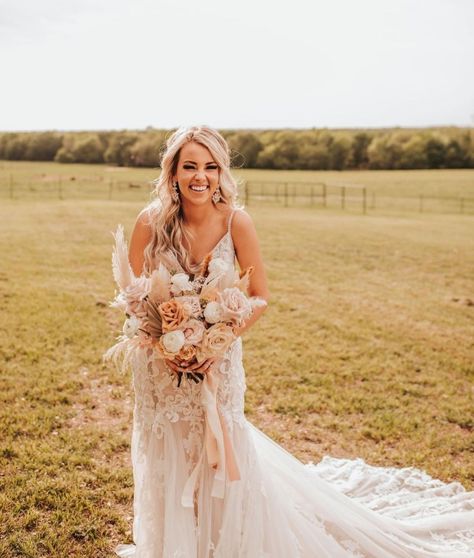 Blush Western Wedding, Western Bridal Shoes, Western Bride Hairstyles, Hairstyles Western, Western Wedding Hair, Barn Wedding Dresses, Ranch Wedding Dress, Western Bride, Barn Wedding Dress