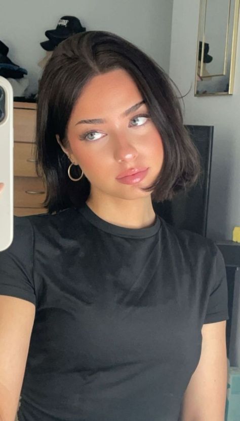 Short Black Hair Inspiration, Chin Length Dark Brown Hair, Short Haircut Shoulder Length, Short Summer Haircuts For Women, Celebs With Short Hair, Short Hair Inspo Aesthetic, Dark Hair Bobs, Shoulder Length Hair With Layers, Short Black Bob