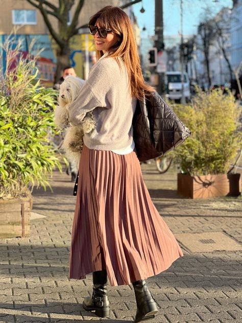 Celebrity Shopping, Maxi Rock, Pleated Skirt Outfit, Shopping Queen, Pullovers Outfit, Skirt With Elastic Waistband, Rock Outfit, Rock Outfits, Velvet Skirt