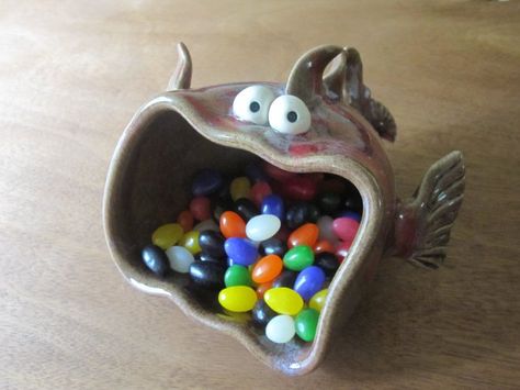 Clay Monster www.claymonster.net cataudette@claymonster.net  Okay, too cute, and a fun way to use a pinch pot! Clay Monster, Creative Creatures, Clay Pinch Pots, Bowls Pottery, Clay Monsters, Clay Fish, Kids Clay, Turkish Tiles, Pinch Pot