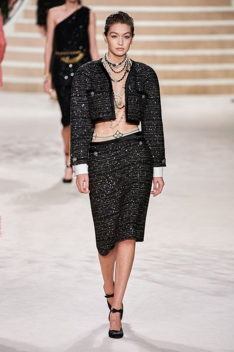 Chanel Pre-Fall 2020 - Pasarela | Vogue España Runway Fashion 2020, Chanel 2020, Moda Chanel, Chanel Runway, Vogue Germany, Chanel Fashion, Harpers Bazaar, Fashion Show Collection, Gigi Hadid