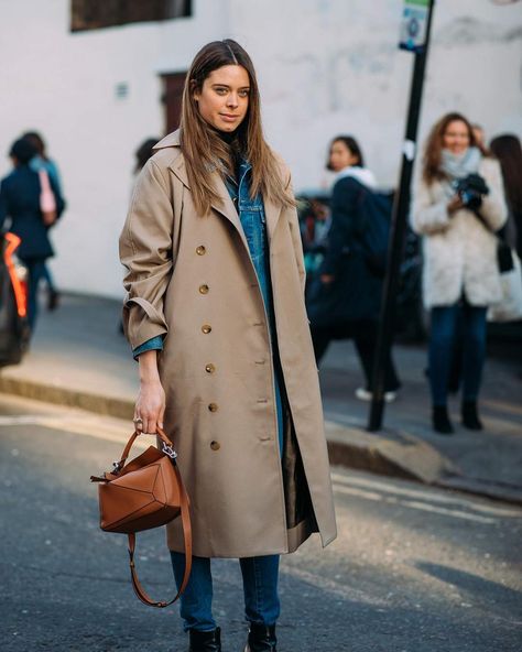 Anina Heé (@anina.hee) • Instagram photos and videos Puzzle Bag Loewe Street Styles, Outfit Trench, Loewe Puzzle Bag, Loewe Puzzle, Style Désinvolte Chic, Trench Coat Outfit, Puzzle Bag, Bag Outfit, London Outfit