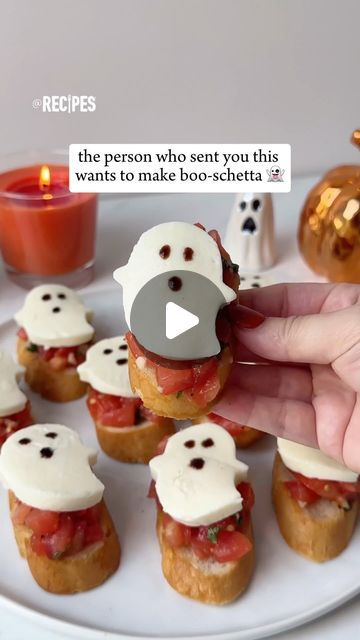 45K likes, 209 comments - purewowrecipes on September 19, 2024: "This Boo-Schetta is frightfully delicious👻 It’s the perfect appetizer for your Halloween parties this season. -1 baguette, sliced & toasted -2 lbs. tomatoes, diced -3 cloves garlic, minced -handful of fresh basil, chopped -salt & pepper to taste -2.5 tbsp. olive oil -2 tsp. red wine vinegar -sliced mozzarella -balsamic glaze for faces #booschetta #bruschetta #tomato #ghost #appetizers #halloweenappetizers #halloween". Appetizers For A Halloween Party, Booshetta Halloween, Easy Appetizers Halloween, Mozzarella Appetizer Ideas, Halloween Food Recipes Appetizers, Cheese Stick Ghosts, Halloween Food Ideas Appetizers, Classy Halloween Appetizers, Red Halloween Food Ideas