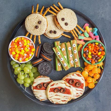 Halloween Snack Board, Kid Friendly Appetizers, Menu Halloween, Recetas Halloween, Food Halloween, Festival Food, Halloween Snack, Halloween Party Snacks, Halloween Fest