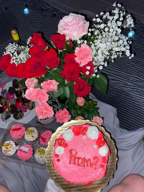 #prom #promposal #cute #couples #couplegoals #romanticsetup #cake #romance #goals Promposal Ideas Aesthetic, Promposal Flowers, Promposal Ideas Flowers, Romantic Promposal, Cake Promposal, Promposal Ideas With Flowers, Flower Promposal Ideas, Flower Promposal, Promposal Ideas For Him