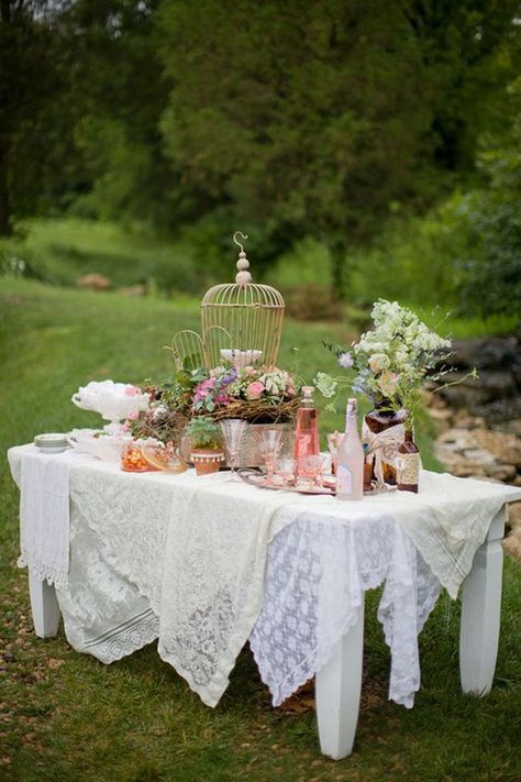 Shabby Chic Wedding Table, Vintage Wedding Cake Table, Outdoor Wedding Cake, Wedding Cake Table Decorations, Outdoor Bridal Showers, Candy Tables, Vintage Garden Wedding, Rustic Wedding Decorations, Party Styling