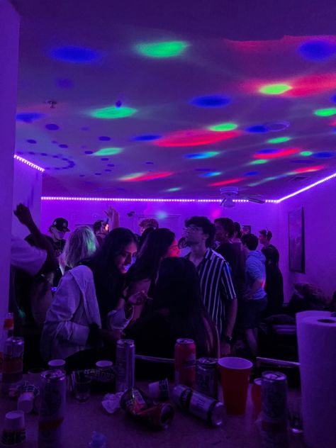 House Party Lighting, 21st Birthday House Party Ideas, Club Themed Birthday Party, Chill Party Aesthetic, Party House Interior, Neon Party Astethic, Project X Party Aesthetic, Party House Decor, Neon Party Aesthetic