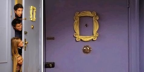 Porte de la semaine: la porte Friends - Monica's Door, I Love My Friends, Style Deco, Friends Show, Friends Tv Show, Friends Tv, Door Frame, Best Tv Shows, Friends Forever