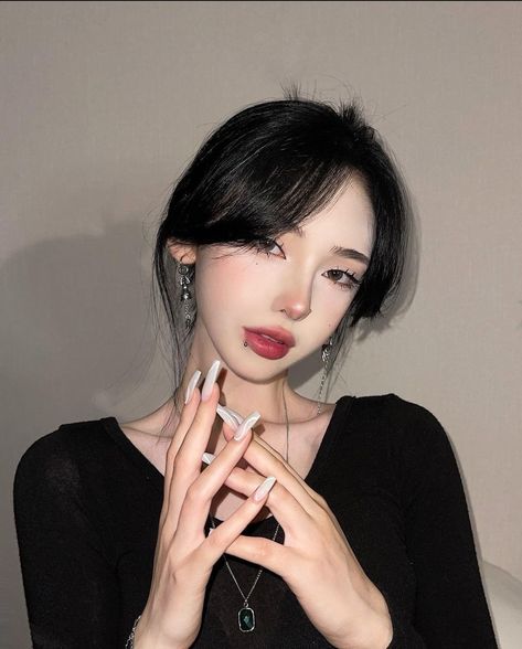 @yuna_1_27 on instagram Yuna Karimova, Kim Yuna, Ulzzang Makeup, Japanese Makeup, Best Friend Love, Cartoon Girl Drawing, Seoul South Korea, Makeup Pictures, Asia Girl