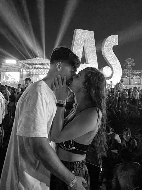 Festival Pictures Ideas Boyfriend, Music Festival Couple Pictures, Concert Couple Photos, Concert Poses With Boyfriend, Concert Photo Ideas Couple, Couple Poses Concert, Couple In Concert, Couples Concert Outfits, Couples Concert Pictures