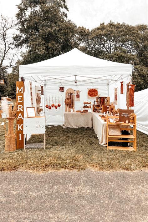 Boho Flea Market Booth, Craft Fair Wall Display Ideas, Hanging Vendor Display, Earthy Vendor Booth, Modern Market Display, Boho Market Booth, Boho Farmers Market Booth, Tea Vendor Booth Ideas, Bazaar Table Display Ideas