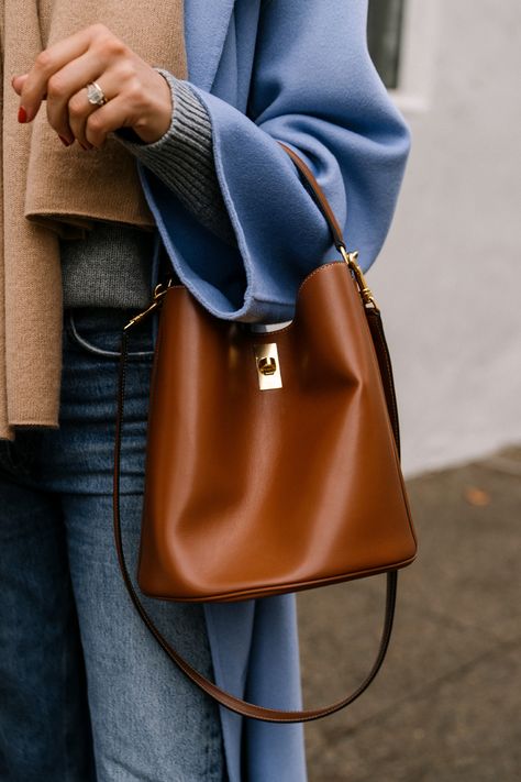 Fashion Jackson Wearing Celine Bucket 16 Bag in Tan Winter Outfit Tan Accessories Outfit, Furla Bucket Bag Outfit, Celine 16 Bucket Bag, Brown Bucket Bag Outfit, Tan Shoulder Bag Outfit, Celine 2024 Winter, Celine Bucket 16 Bag Outfit, Celine Bag 2023, Celine 16 Bag Outfit