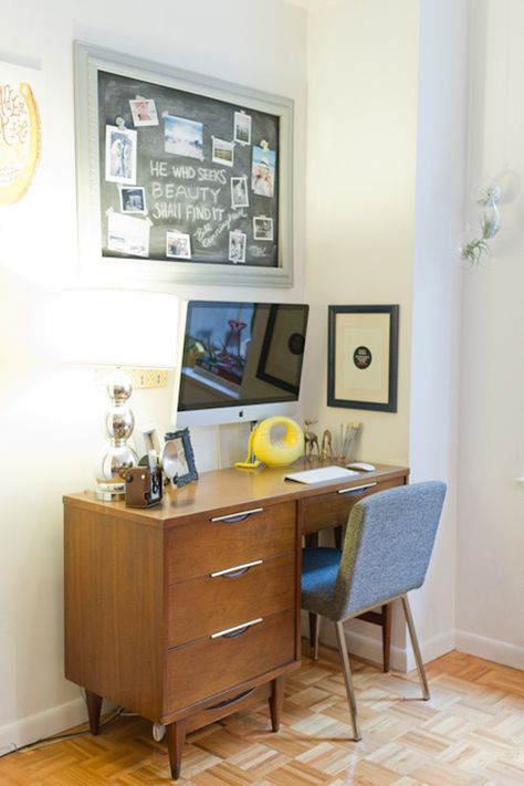 I <3 Mid-century furniture. I'd love a desk like this. Wall Mount Monitor, Imac Desk Setup, Computer Desk Design, Desk Corner, Retro Desk, Office Nook, Mid Century Desk, Computer Office, Up House