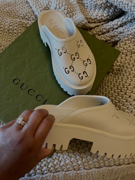 Tan Mules Outfit, Gucci Platform Sandals Outfit, Gucci Unboxing, Gucci Clogs, Mules Outfits, Gucci Platform Sandals, Platform Sandals Outfit, Picnic Fashion, Designer Shoes Gucci