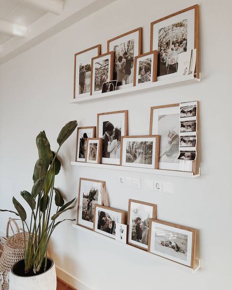 Picture Wall Living Room, Shelf Decor Living Room, Family Photo Wall, Photo Wall Decor, Picture Shelves, Photo Display, Living Room Decor Apartment, Wall Deco, Front Room