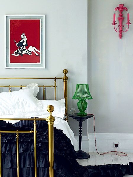 How to Style a Brass Bed | Thayer & Reed Pictures Over Bed, Quirky Bedroom, Brass Bedroom, Brass Headboard, Brass Bed Frame, Wrought Iron Bed, Brass Bed, Eclectic Bedroom, Iron Bed