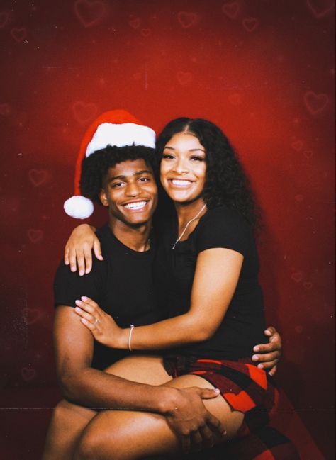 Black Love Christmas, Black Couples Photoshoot Christmas, Couples Xmas Photoshoot, Christmas Couple Pictures Professional, Black Couple Holiday Photos, Christmas Couple Pictures Black People, Couples Christmas Pajamas, Couple Christmas Pictures Black People, Christmas Poses For Couples