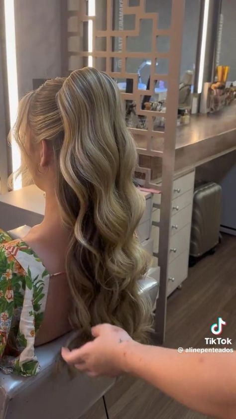 Formal Hairstyles For Long Hair, Hair Color Underneath, Hair Curling Tips, Guest Hair, Beautiful Braided Hair, Hair Bun Tutorial, Hair Upstyles, Hairstyles For Layered Hair, Long Hair Wedding Styles