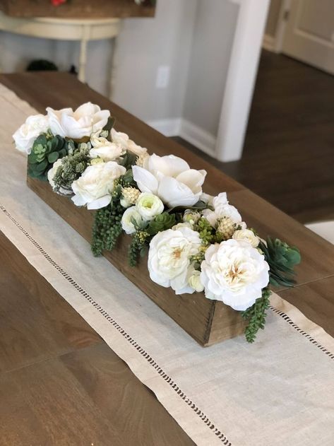 Wedding Flowers Farmhouse Table Setting, Farmhouse Table Centerpieces, Table Centerpieces For Home, Dining Room Centerpiece, Dining Room Table Centerpieces, Deco Floral, Center Pieces, Dining Table Decor, Farmhouse Table